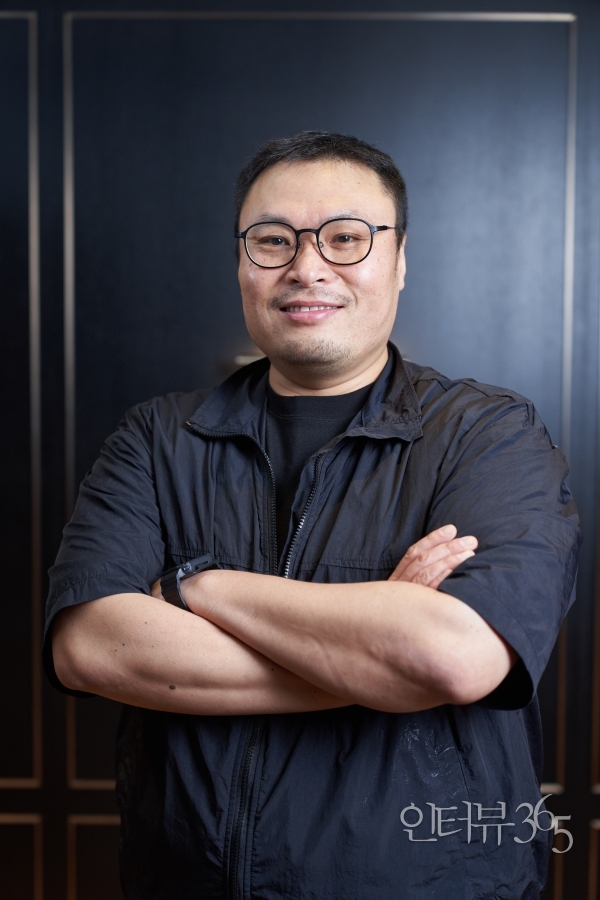 동명 웹툰을 원작으로 한 디즈니+ 20부작 드라마 ‘무빙’으로 생애 첫 시나리오 작업에 참여한&nbsp;강풀 작가/사진=디즈니+&nbsp;