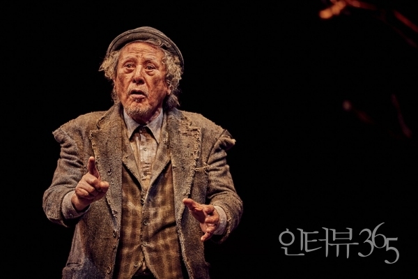 2023 '고도를 기다리며' 공연 사진. '블라디미르(박근형)'은 신발을 벗겨달라는 에스트라공을 향해 