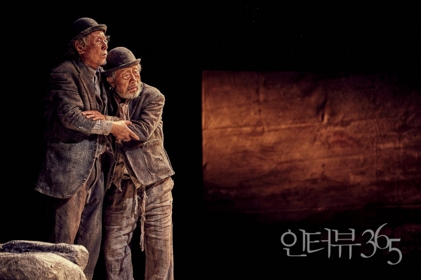 2023 '고도를 기다리며' 공연 사진. 극작가인 사무엘 베케트는 '블라디미르(박근형, 왼쪽)'와 '에스트라공(신구)'은 '오랫동안 함께 해 온 결혼한 부부와 같이 함께 늙어가는 관계'임을 언급했다.