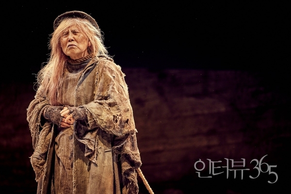 2023 '고도를 기다리며' 공연 사진. 짐꾼인 '럭키(박정자)'는 생각을 하라는 포조의 명령에 8분 동안 해체된 언어와 같은 