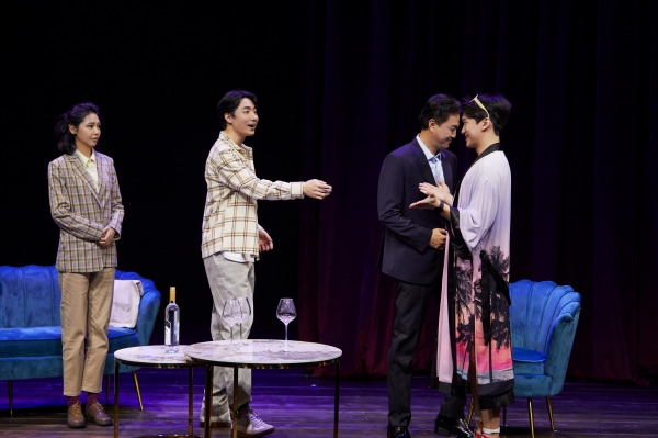 2019년 아이바를 사랑하지만 떠나는 선택을 한 에릭의 딸인 '클레어(최수영)'가 약혼자인 '핀(이승주, 왼쪽)과 함께 58세가 된 '아이바(정웅인)'와 그와 결혼한 동성 애인 '카스(홍성원, 오른쪽)'를 찾아온다.