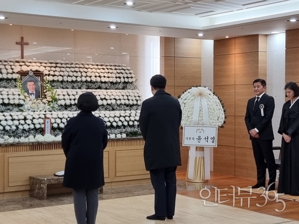 (사진 왼쪽에서 두번째 뒷모습)이준석 개혁신당 대표의 조문을 받는 홍정욱 상주 