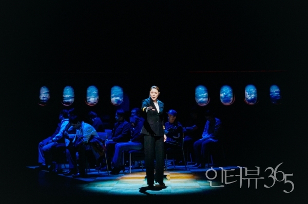 뮤지컬 '컴프롬어웨이' 공연사진. 아메리칸 에어라인의 조종사로 미국의 첫 여성 기장이 된 '비벌리(차지연)'는 자신이 사랑하던 비행기가 가장 두려운 공격 무기인 미사일이 된 상황을 혼란스럽게 느낀다.