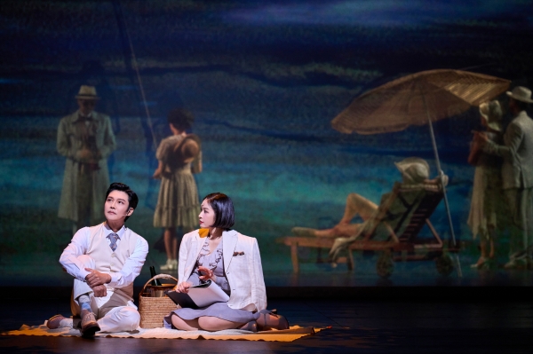 뮤지컬 '레베카' 공연 장면. 아버지의 재능을 물려받아 그림을 잘 그리는 '나(김보경)'는 쓸쓸하고 어두워보이는 '막심(류정한)'에게 끌리는 마음을 인식한다.