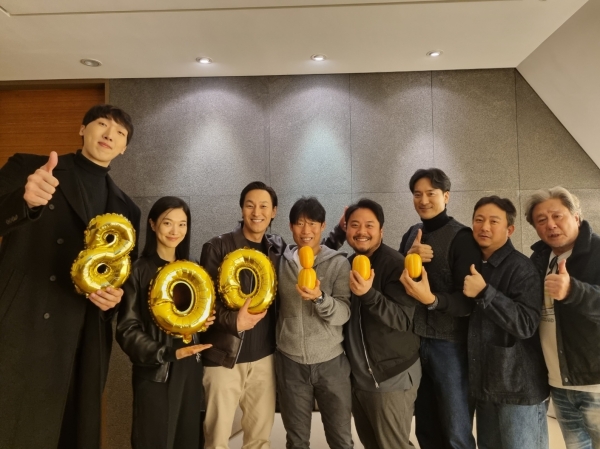 800만 관객 돌파 소식과 함께 공개된 인증 사진 또한 눈길을 끈다. 탄탄한 연기력으로 빈틈없는 활약을 펼친 조연들까지 함께해 감사 인사를 전한 이번 인증 사진은 영화 속에서 ‘험한 것’이 언급하는 참외를 들고 숫자 800을 연출해 웃음을 자아낸다. 식을 줄 모르는 신드롬을 불러일으키고 있는 '파묘'의 장기 흥행에 귀추가 주목된다.