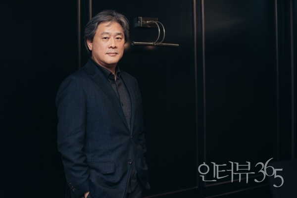 영화가 아닌 6부작 드라마 '리틀 드러머걸'로 돌아온 박찬욱 감독/사진=왓챠