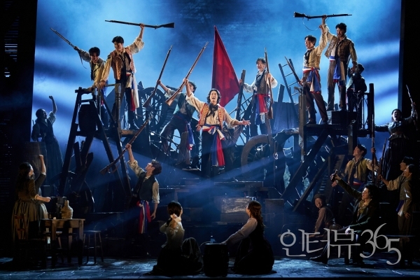뮤지컬 '레미제라블' 공연 장면. 영국의 역사가 로버트 톰즈에 따르면, 위고의 소설 '레미제라블'만큼 "바리케이드에 주도적인 역할을 부여해 현실을 신화로 대체"한 문학작품은 없다./사진= 레미제라블코리아