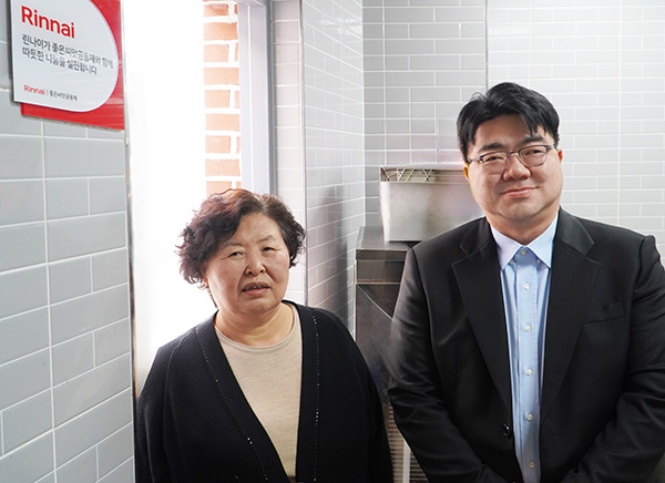 (우)린나이 강상규 사업전략본부장이 천안 좋은씨앗공동체 급식소에 기부를 진행했다.