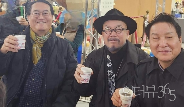 풍물시장에서 만난 이상봉 디자이너(중앙), 김종근 미술평론가(오른쪽). 문일석(왼쪽)