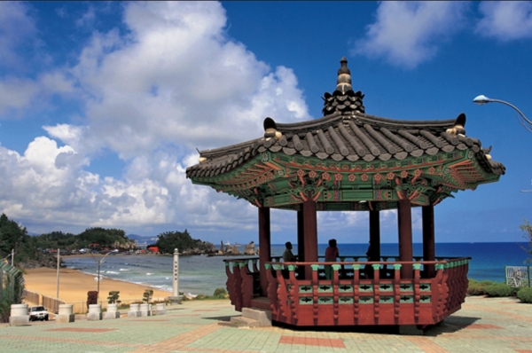 해가사터인 임해정은 『삼국유사 수로부인전』에서 전하는 “해가”라는 설화를 토대로 복원되었으며, 문헌상 정확한 위치를 알 수 없으나 삼척해수욕장의 와우산 끝에 위치한 것으로 추정된다. 출처=삼척시 홈페이지