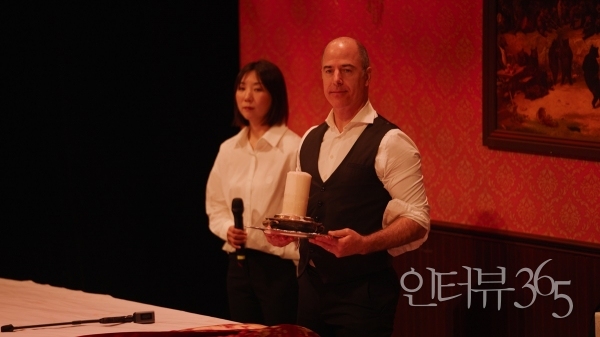 사진 5 - 연극 '푸드' 공연 장면. 한국 공연에서는 영어로 진행되는 공연의 원활한 의사소통을 위해 웨이터로 바쁘게 움직이는 제프 소벨 옆에 통역사가 함께 한다.