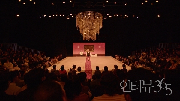 연극 '푸드' 공연 장면. 관객의 적극적인 참여를 유도해 ‘체험과 경험’의 창출을 목표로 하는 공연의 무대는 30명이 둘러앉을 수 있는 거대한 테이블을 배치하고, 플라스틱 조각들로 만들어졌지만 화려한 샹들리에가 갖춰진 고급 레스토랑을 구축한다. 전통적인 객석 또한 테이블 주변으로 위치한다.
