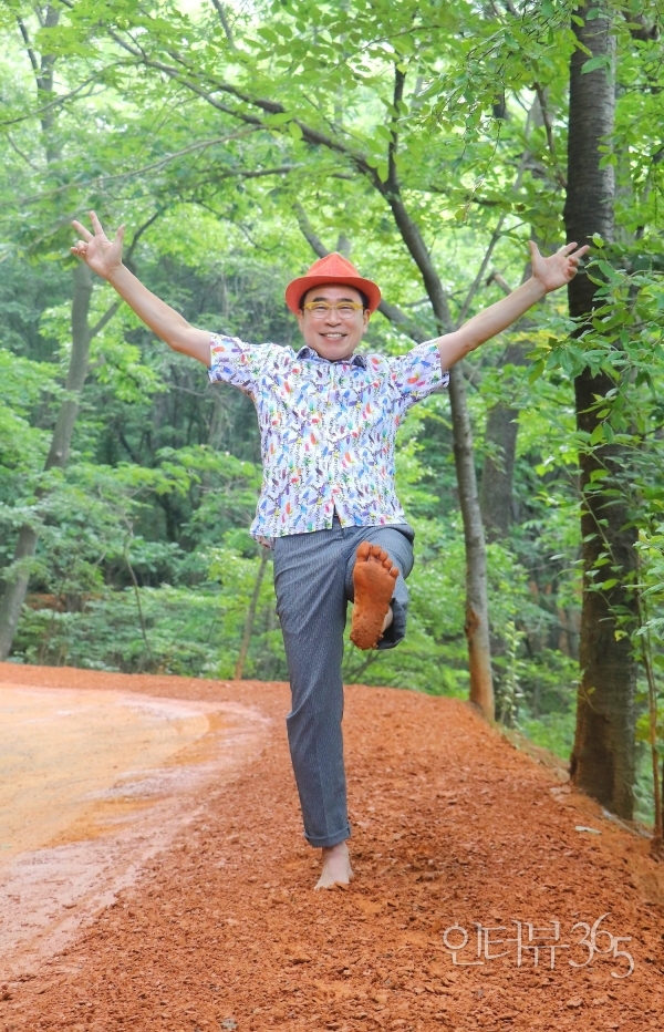 (주)선양소주 조웅래 회장_계족산황톳길에서 작은사진