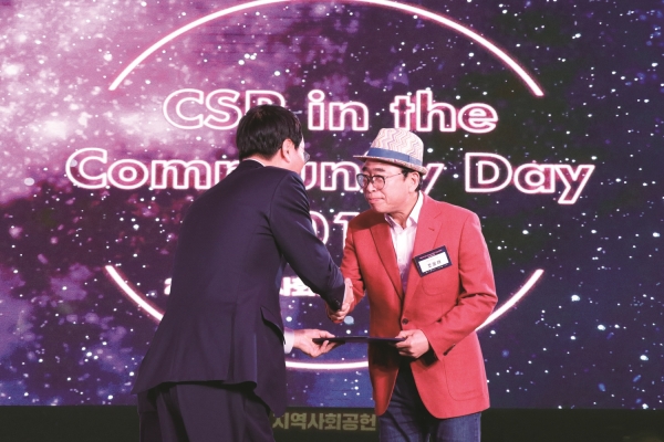 2019년도 우수지역사회공헌기업 선정_보건복지부장관상을 수상하는 선양소주 조웅래회장