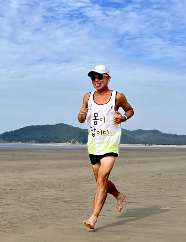 대한민국 국토경계 한바퀴 87일차(태안_신두리해안사구)를 뛰고 있는 선양소주 조웅래 회장