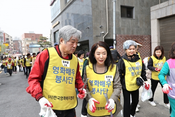 한지일. 김보연 이영숙(모델) 작은거