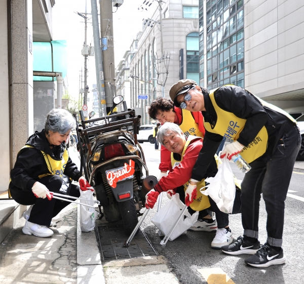 (사진 왼쪽부터)이영숙, 권일수, 한지일, 박영록