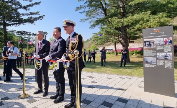 주한 영국 대사관 멧 아스캄 국방무관(사진 오른쪽)과 김경일 파주시장(가운데)이 22일 오후 경기도 파주 설마리전투 추모공원에 새로 설치한 설마리 전투 교육 표지판(사진 맨 오른쪽) 제막 테이프 커팅을 하고 있다. 한글과 영어로 모두 5개가 설치된 이 교육 표지판은 설마리 전투의 주요 내용과 관련된 군인들에 대한 이야기들을 상세하게 소개했다. 설마리 전투를 기리기 위해 멧 아스캄 국방무관이 주도한 교육 표지판 제작 기금 모금은 주한영국대사관, 주한 영국상공회의소, 레오나르도, BAE 시스템즈, PWC, 역사가 앤디 새먼 MBE, 그리고 고릴라 양조 회사 직원들이 참여했다. /사진=주한영국대사관 제공