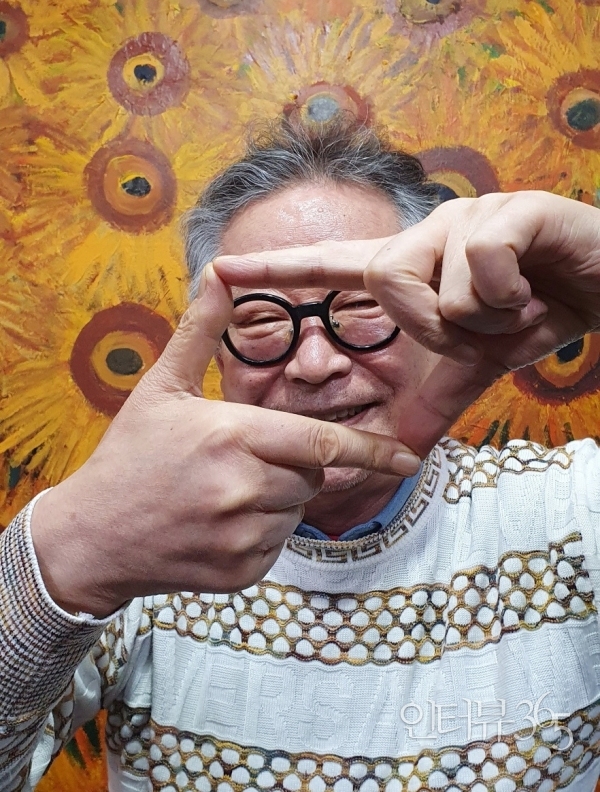 자연과 우주를 김곤 화백의 그림에는 늘 에너지가 넘친다. 그가 보는 세상은 ‘생명의 존귀함과 아름다움’이다.&nbsp;&nbsp;