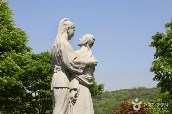 익산시 금마면에 위치한 서동공원에 조성된 선화공주와 서동왕자의 조각상.
