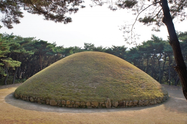경주 선덕여왕릉 신라 최초의 여왕이자 27대 왕인 선덕여왕(재위 632∼647)의 무덤이다.