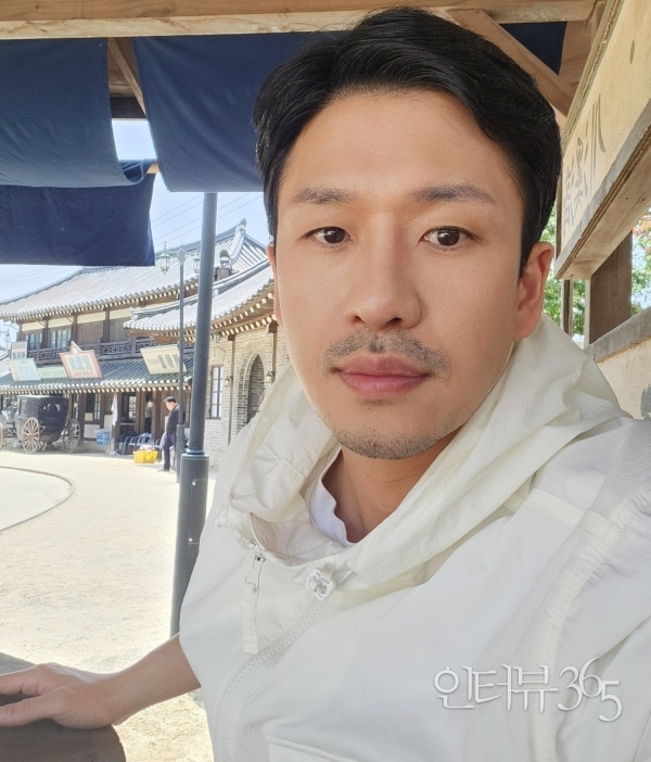 햄릿 역의 이환의