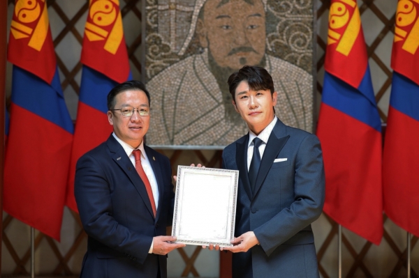 몽골 환경관광부장관으로부터 위촉장을 받는 영탁.