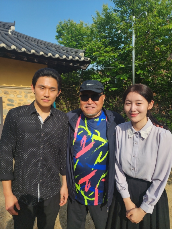 다큐 영화&nbsp;‘목련이 필때면’(윤희성 감독) 촬영현장에서 배우&nbsp;김궁, 김흥국 회장, 배우 양수아/사진=흥.픽쳐스