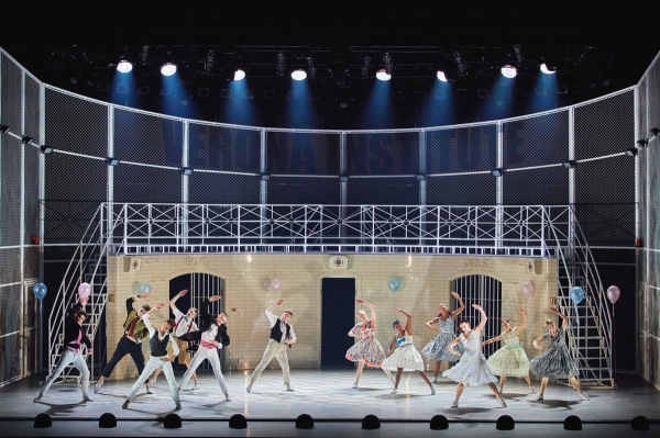 매튜 본 '로미오와 줄리엣' 공연 사진. 남녀의 숙소가 엄격하게 구분된 교정시설에서 청소년들은 감시 속에 경직된 자세로 댄스를 배운다. 사진제공 = LG아트센터 서울