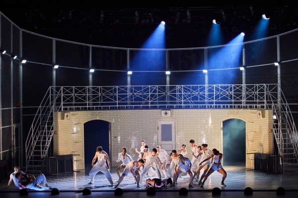 매튜 본 '로미오와 줄리엣' 공연 사진. 줄리엣에게 성폭력을 행사하고 동성애 혐오로 머큐시오를 죽음에 이르게 한 티볼트는 분노로 반발한 청소년들에 의해 진압당한다. 사진제공 = LG아트센터 서울