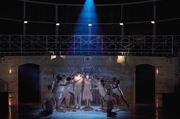 매튜 본 '로미오와 줄리엣' 공연 사진. 폭력적인 감시의 시선 속에 싹튼 로미오와 줄리엣의 사랑을 응원하는 친구들은 두 사람을 축복한다. 사진제공 = LG아트센터 서울