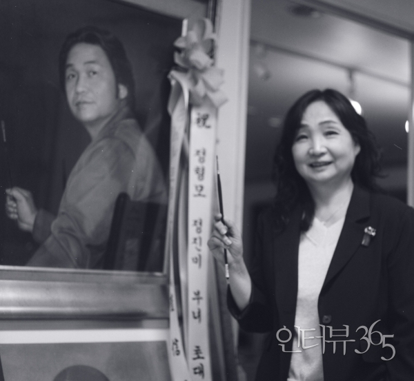 "이승만 대통령 연필화 작업중" "아버지의 자화상 앞에서"