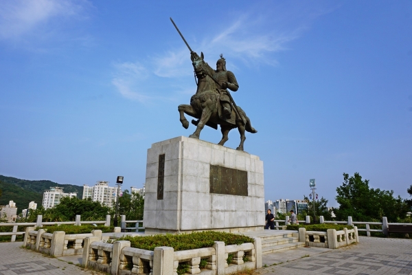 황성공원 김유신 장군 기마상 사진= 경주시청
