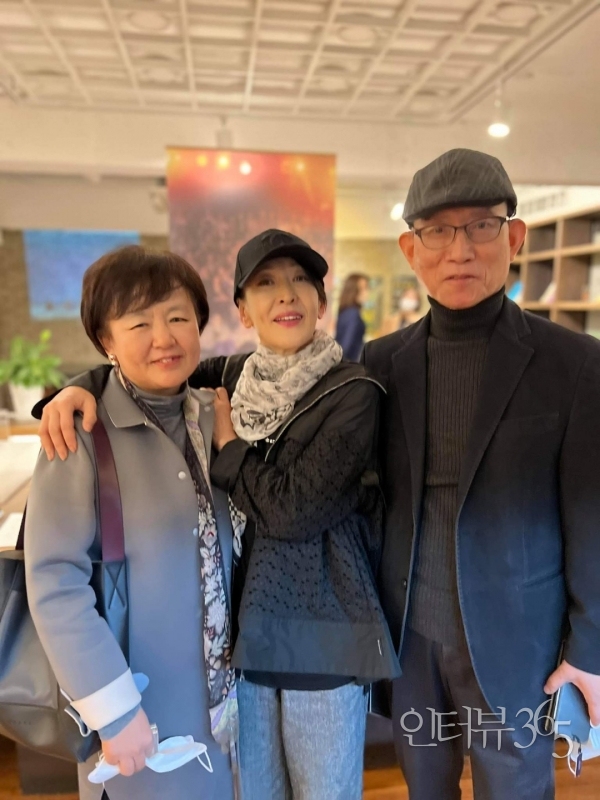 왼쪽부터 임수진 극장장, 배우 윤석화, 필자.<br>