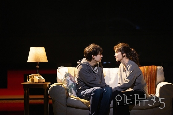 뮤지컬 '디어 에반 핸슨' 공연장면. 엄마 '하이디(김선영)'는 '에반(김성규)'이 주변 사람들에게 거짓을 말해왔다는 사실과 팔을 다친 이유가 자살 시도였음을 알게 된다.