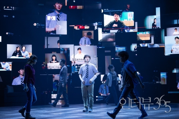 뮤지컬 '디어 에반 핸슨' 공연장면. '에반(박강현)'의 추모 연설 영상은 급속도로 퍼져나가고, 사람들은 죽은 코너를 기억해야 할 필요성과 모든 존재의 소중함을 강조하기 시작한다.