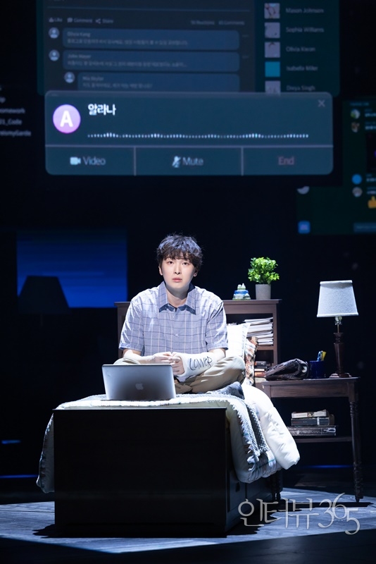 뮤지컬 '디어 에반 핸슨' 공연장면. '에반(박강현)'은 코너의 죽음에 대한 관심이 사그라드는 것을 우려하는 알라나의 말에 '코너 프로젝트'를 기획한다.