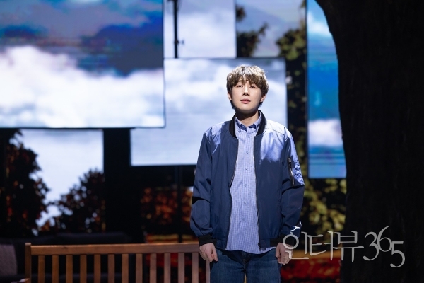 뮤지컬 '디어 에반 핸슨' 공연장면. 코너의 가족에게 진실을 밝힌 '에반(김성규)'은 졸업 후 대학에 바로 진학하지 않고, 인테리어 상점에서 일하면서 반성의 시간을 가진다.