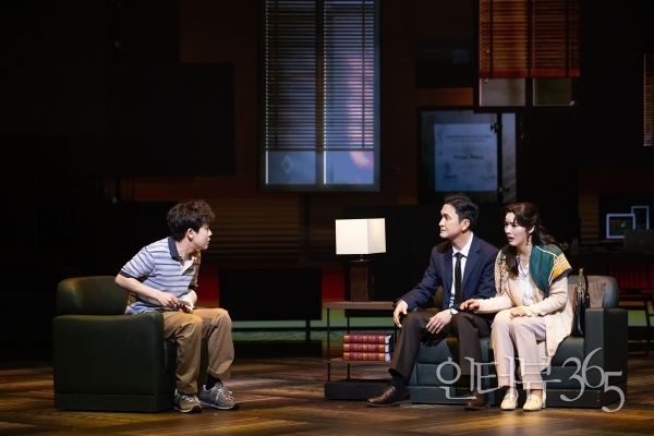 뮤지컬 '디어 에반 핸슨' 공연장면. '에반(왼쪽, 임규형)'은 코너의 유서가 아니라 자신이 상담 치료를 위해 숙제로 쓴 편지임을 코너의 부모인 '래리(장현성)'와 '신시아(안시하)'에게 밝히려고 하지만, 상황은 반대로 흘러간다.
