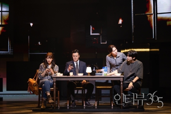 뮤지컬 '디어 에반 핸슨' 공연장면. '코너(오른쪽, 임지섭)'는 약물에 취해 학교에 갈 수 없는 상태에 있지만, 엄마 '신시아(한유란)'는 사실을 인정하지 않고, 아빠 '래리(가운데, 윤석원)'와 여동생 '조이(왼쪽, 홍서영)'는 무관심으로 일관한다.