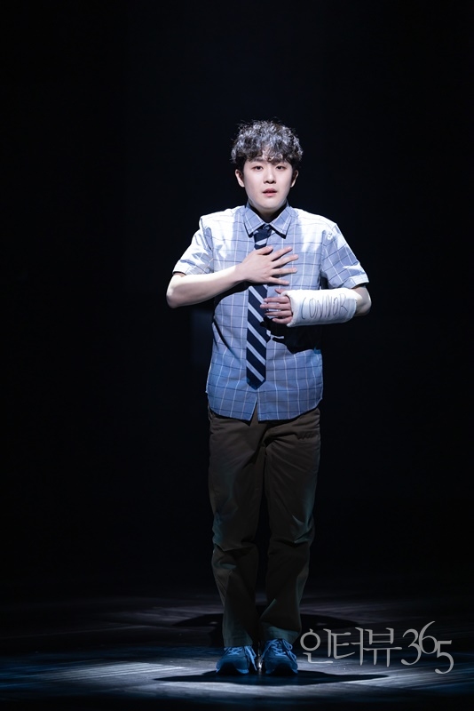 뮤지컬 '디어 에반 핸슨' 공연장면. 코너를 추모하는 연설을 하게 된 '에반(임규형)'은 불안 장애의 증상을 겪지만, 자신의 진심을 어렵게 전달한다.