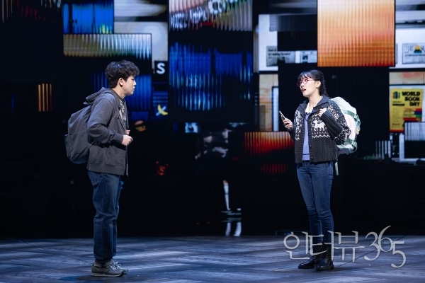 뮤지컬 '디어 에반 핸슨' 공연장면. 코너의 동생 조이와 사귀면서 코너 프로젝트를 등한시하는 '에반(임규형)'을 향해 '알라나(이다정)'는 이메일의 앞뒤 내용이 맞지 않는다며 의심을 표한다.