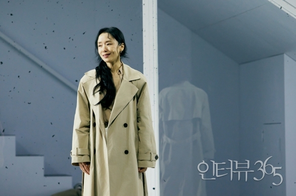 사이먼 스톤 연출 ‘벚꽃동산’ 공연사진. '송도영(전도연)'은 자신의 문제를 직시하지 못하는 무책임한 인물로 어리석음을 드러내지만, 상실의 트라우마라는 비극 또한 간직함으로써 관객에게 연민을 불러 일으킨다.