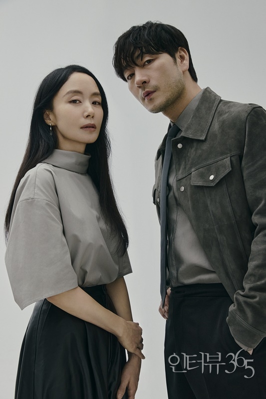 사이먼 스톤 연출 ‘벚꽃동산’ 듀엣 클로즈업 컷. 미모의 소유자로 중년의 위기를 느끼는 재벌가 2세 '송도영(전도연)'과 도영과의 추억을 홀로 간직한 채 성공을 향해 쉼없이 달려온 '황두식(박해수)' 사이에는 묘한 이끌림의 기운이 드리워져 있다. 사진 제공 = LG아트센터 서울