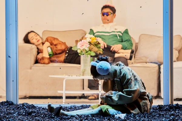 사이먼 스톤 연출 ‘벚꽃동산’ 공연사진. 스톤의 각색은 3막에서 특히 두드러지며, 막장드라마와 같은 웃음의 요소와 각 인물의 트라우마와 정서적 결핍, 감정적 폭발, 대립을 유도하는데, 원작과 가장 큰 차이를 보이는 부분도 역시 3막이다.