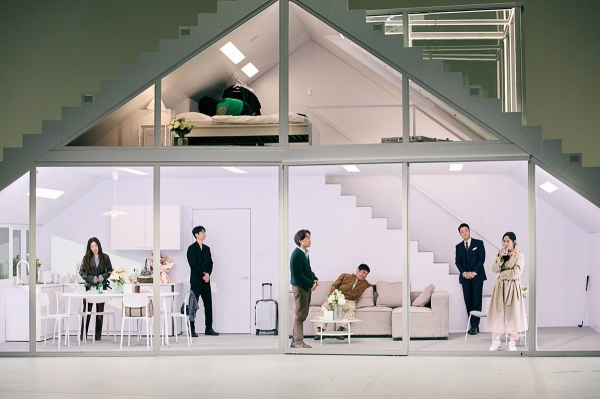 사이먼 스톤 연출 ‘벚꽃동산’ 공연사진. 유리로 된 큐브, 혹은 ‘테라리엄(terrarium)’이라고 불리는 투명한 공간은 사이먼 스톤이 '들오리'(The Wild Duck, 2011) 각색 때부터 지속적으로 활용해 온 ‘시노그래피’라고 할 수 있는데, 모든 곳이 관객에게 노출된 느낌을 부여한다.