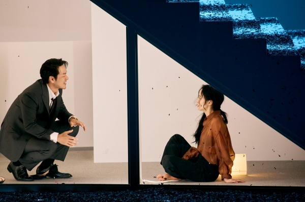 사이먼 스톤 연출 ‘벚꽃동산’ 공연사진. '송도영(전도연)'은 '황두식(박해수)'에게 어머니를 느끼게 함과 동시에 여인으로서의 매력 또한 어필하지만, 재산을 지킬 수 있는 방법을 설득하려는 그의 간절한 노력에도 무시하거나 외면으로 일관하는 도영의 태도에 두식은 크게 실망한다.