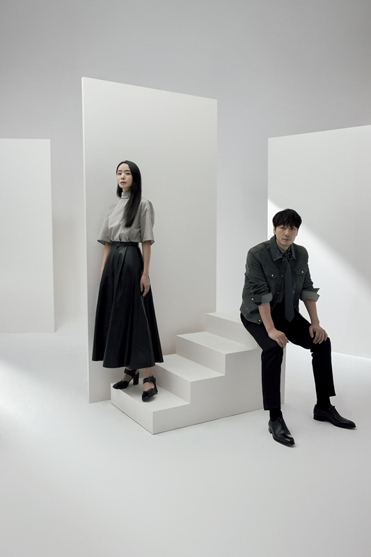 사이먼 스톤 연출 ‘벚꽃동산’ 듀엣 콘셉트 컷. 집의 지붕을 둘러싼 '계단'은 사회적 계층을 상징함과 동시에 인생의 오르막과 내리막, 역사의 굴곡을 상징하게 된다. 원작 류바역의 '송도영(전도연)'과 원작 로파힌 역의 '황두식(박해수)'. 사진 제공 = LG아트센터 서울