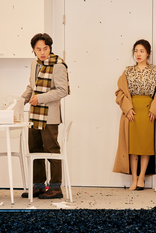 사이먼 스톤 연출 ‘벚꽃동산’ 공연사진. 지나간 시대의 가치를 주장하며 기업을 운영하는데 무능력을 보이는 '송재영(손상규, 왼쪽)'은 1954년에 만들어진 '빈티지 레코드 플레이어'가 말없이 지켜봐 온 70년의 "연극같은 시절"을 언급하며, 아무도 가치를 알아보지 못하는 과거에 대한 안타까움을 드러낸다.