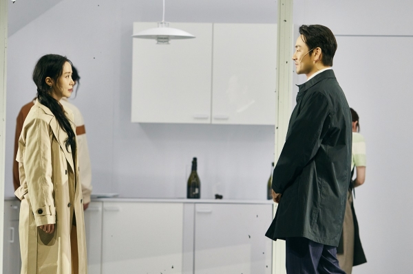 사이먼 스톤 연출 ‘벚꽃동산’ 공연사진. 재벌가 회장 운전기사의 어린 아들로서 기사 숙소에 살면서 본채에는 들어갈 수 없었던 '황두식(박해수)'은 아버지에게 두들겨 맞는 자신을 데려가 상처를 닦아주던 회장 딸이자 대학생이었던 '송도영(전도연)'을 잊지 못한다.